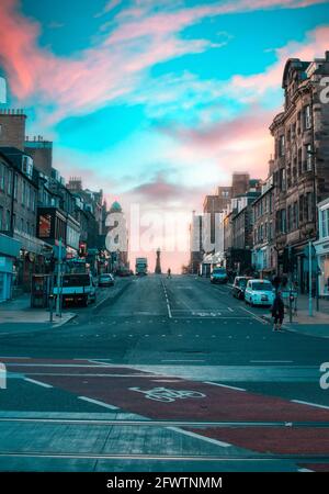 Edinburgh ist Schottlands kompakte, hügelige Hauptstadt. Es verfügt über eine mittelalterliche Altstadt und eine elegante georgische Neustadt mit Gärten und neoklassischen Gebäuden Stockfoto