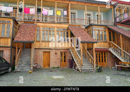 Haushaltstraditionen in Georgien. Die gewaschene Wäsche wird auf dem Balkon draußen getrocknet. Stockfoto