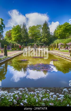 Der italienische Garten in Compton Acres Gardens, Canford Cliffs, Poole, Dorset UK im Mai - HDR-Effekt Stockfoto