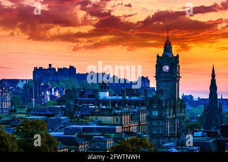 Edinburgh ist Schottlands kompakte, hügelige Hauptstadt. Es verfügt über eine mittelalterliche Altstadt und eine elegante georgische Neustadt mit Gärten und neoklassischen Gebäuden Stockfoto