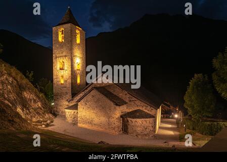 Romanische Kirche von Sant Joan de Boí in einer Sommernacht (Vall de Boí, Katalonien, Spanien, Pyrenäen) ESP: Iglesia románica de Sant Joan de Boí Stockfoto