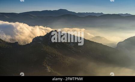 Sonnenaufgang vom Puig-lluent-Gipfel, in der Serra del Catllaràs, mit Blick auf die östlichen Vorpyrenäen (Berguedà, Katalonien, Spanien, Pyrenäen) Stockfoto