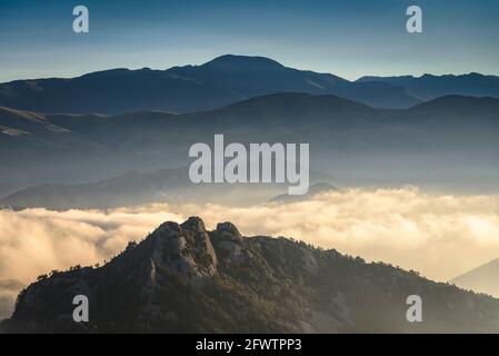 Sonnenaufgang vom Puig-lluent-Gipfel, in der Serra del Catllaràs, mit Blick auf die östlichen Vorpyrenäen (Berguedà, Katalonien, Spanien, Pyrenäen) Stockfoto