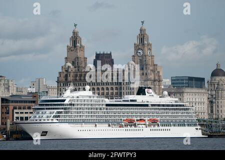 Liverpool, Großbritannien, 24. Mai 2021. Die Viking Venus ein nagelneues Schiff verlässt Liverpool nach ihrem ersten Besuch in der Stadt, um die Kreuzfahrt-Saison zu starten. Der Liverpool Cruise Terminal erwartet rund 80 Kreuzschiffe, da sich die Sperrungsbeschränkungen lockern. Kredit: Jon Super/Alamy Live Nachrichten. Stockfoto