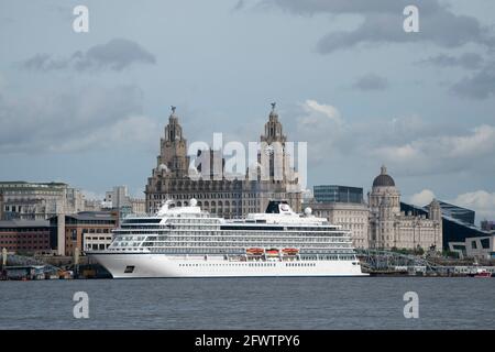 Liverpool, Großbritannien, 24. Mai 2021. Die Viking Venus ein nagelneues Schiff verlässt Liverpool nach ihrem ersten Besuch in der Stadt, um die Kreuzfahrt-Saison zu starten. Der Liverpool Cruise Terminal erwartet rund 80 Kreuzschiffe, da sich die Sperrungsbeschränkungen lockern. Kredit: Jon Super/Alamy Live Nachrichten. Stockfoto