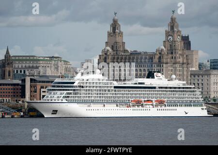 Liverpool, Großbritannien, 24. Mai 2021. Die Viking Venus ein nagelneues Schiff verlässt Liverpool nach ihrem ersten Besuch in der Stadt, um die Kreuzfahrt-Saison zu starten. Der Liverpool Cruise Terminal erwartet rund 80 Kreuzschiffe, da sich die Sperrungsbeschränkungen lockern. Kredit: Jon Super/Alamy Live Nachrichten. Stockfoto