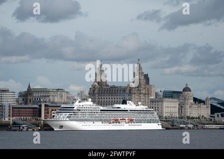 Liverpool, Großbritannien, 24. Mai 2021. Die Viking Venus ein nagelneues Schiff verlässt Liverpool nach ihrem ersten Besuch in der Stadt, um die Kreuzfahrt-Saison zu starten. Der Liverpool Cruise Terminal erwartet rund 80 Kreuzschiffe, da sich die Sperrungsbeschränkungen lockern. Kredit: Jon Super/Alamy Live Nachrichten. Stockfoto