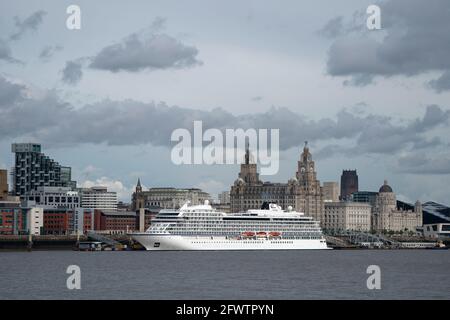 Liverpool, Großbritannien, 24. Mai 2021. Die Viking Venus ein nagelneues Schiff verlässt Liverpool nach ihrem ersten Besuch in der Stadt, um die Kreuzfahrt-Saison zu starten. Der Liverpool Cruise Terminal erwartet rund 80 Kreuzschiffe, da sich die Sperrungsbeschränkungen lockern. Kredit: Jon Super/Alamy Live Nachrichten. Stockfoto