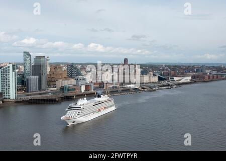 Liverpool, Großbritannien, 24. Mai 2021. Die Viking Venus ein nagelneues Schiff verlässt Liverpool nach ihrem ersten Besuch in der Stadt, um die Kreuzfahrt-Saison zu starten. Der Liverpool Cruise Terminal erwartet rund 80 Kreuzschiffe, da sich die Sperrungsbeschränkungen lockern. Kredit: Jon Super/Alamy Live Nachrichten. Stockfoto