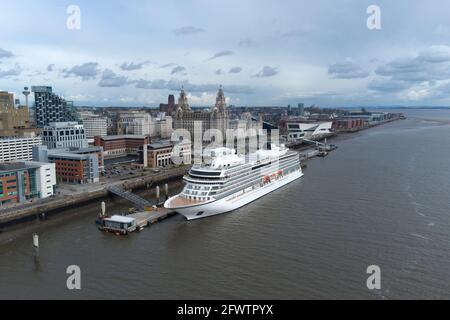 Liverpool, Großbritannien, 24. Mai 2021. Die Viking Venus ein nagelneues Schiff verlässt Liverpool nach ihrem ersten Besuch in der Stadt, um die Kreuzfahrt-Saison zu starten. Der Liverpool Cruise Terminal erwartet rund 80 Kreuzschiffe, da sich die Sperrungsbeschränkungen lockern. Kredit: Jon Super/Alamy Live Nachrichten. Stockfoto