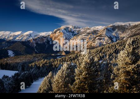 Sonnenuntergang in Serra d'Ensija, von Rasos de Peguera aus gesehen nach einem Winterschnee (Berguedà, Barcelona, Katalonien, Spanien, Pyrenäen) Stockfoto