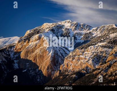 Sonnenuntergang in Serra d'Ensija, von Rasos de Peguera aus gesehen nach einem Winterschnee (Berguedà, Barcelona, Katalonien, Spanien, Pyrenäen) Stockfoto