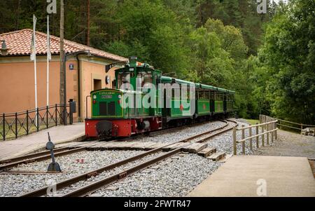 Tren del Ciment, am Bahnhof Clot del Moro. Die Lokomotive trägt den Namen Catllaràs (Castellar de N'Hug, Katalonien, Spanien) Stockfoto