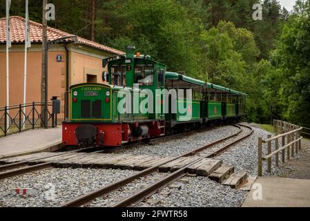 Tren del Ciment, am Bahnhof Clot del Moro. Die Lokomotive trägt den Namen Catllaràs (Castellar de N'Hug, Katalonien, Spanien) Stockfoto