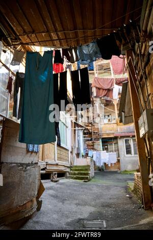 Haushaltstraditionen in Georgien. Die gewaschene Wäsche wird auf dem Balkon draußen getrocknet. Stockfoto
