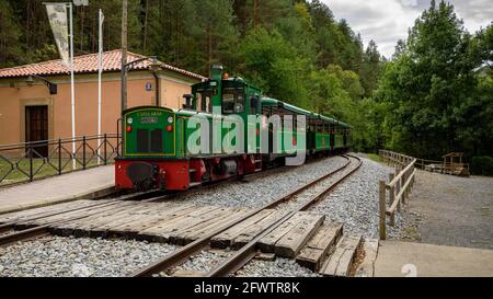 Tren del Ciment, am Bahnhof Clot del Moro. Die Lokomotive trägt den Namen Catllaràs (Castellar de N'Hug, Katalonien, Spanien) Stockfoto