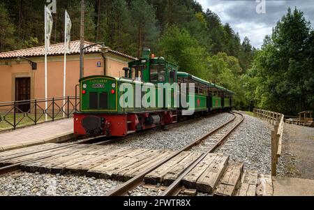 Tren del Ciment, am Bahnhof Clot del Moro. Die Lokomotive trägt den Namen Catllaràs (Castellar de N'Hug, Katalonien, Spanien) Stockfoto