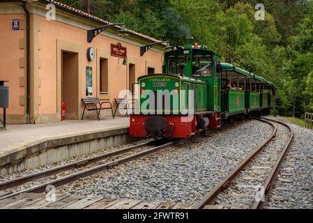 Tren del Ciment, am Bahnhof Clot del Moro. Die Lokomotive trägt den Namen Catllaràs (Castellar de N'Hug, Katalonien, Spanien) Stockfoto