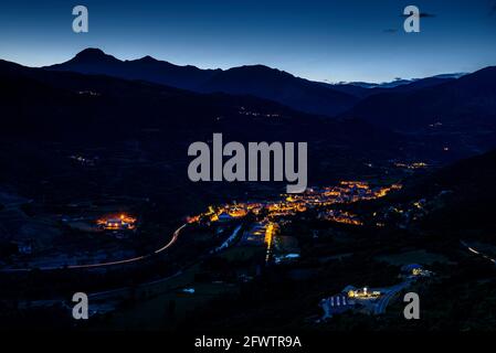 Dämmerung über Sort Tal und Stadt. Im Hintergrund der Berg Montsent de Pallars (Pallars Sobirà, Katalonien, Spanien, Pyrenäen) Stockfoto