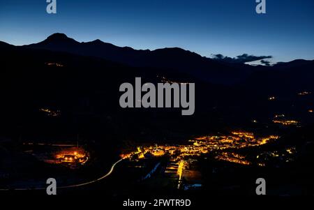 Dämmerung über Sort Tal und Stadt. Im Hintergrund der Berg Montsent de Pallars (Pallars Sobirà, Katalonien, Spanien, Pyrenäen) Stockfoto