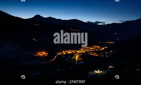 Dämmerung über Sort Tal und Stadt. Im Hintergrund der Berg Montsent de Pallars (Pallars Sobirà, Katalonien, Spanien, Pyrenäen) Stockfoto