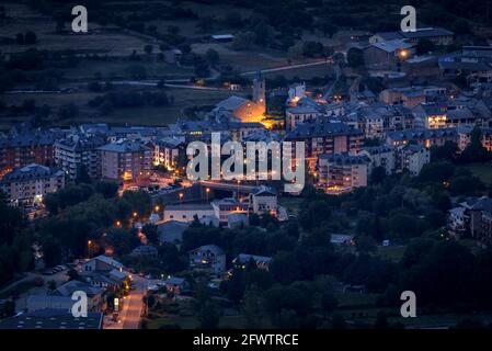 Dämmerung über Dorf und Tal von Sort (Pallars Sobirà, Katalonien, Spanien, Pyrenäen) ESP: Crepúsculo sobre el valle y Pueblo de Sort. (Cataluña, España) Stockfoto