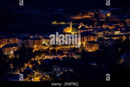 Dämmerung über Dorf und Tal von Sort (Pallars Sobirà, Katalonien, Spanien, Pyrenäen) ESP: Crepúsculo sobre el valle y Pueblo de Sort. (Cataluña, España) Stockfoto