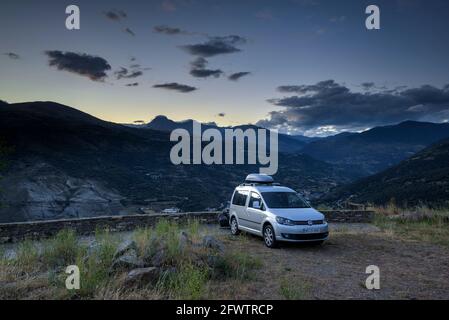 Dämmerung über dem Sort-Tal. Im Hintergrund der Berg Montsent de Pallars (Pallars Sobirà, Katalonien, Spanien, Pyrenäen) Stockfoto