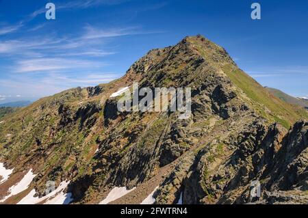 Blick auf den Tristaina-Gipfel vom Grat in Richtung Pic de l'Étang Fourcat (Andorra, Pyrenäen) ESP: Vista del Pico de Tristaina desde la cresta Stockfoto