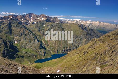 Blick vom Gipfel des Pic de l'Étang Fourcat (Pyrenäen, Andorra) ESP: Vistas desde el Pic de l'Étang Fourcat (Pirineos, Andorra) Stockfoto