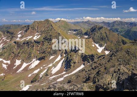 Blick vom Gipfel des Pic de l'Étang Fourcat (Pyrenäen, Andorra) ESP: Vistas desde el Pic de l'Étang Fourcat (Pirineos, Andorra) Stockfoto