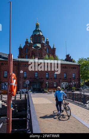 Helsinki / Finnland - 22. MAI 2021: Skyline der Innenstadt von Helsinki mit der Uspensky-Kathedrale im Hintergrund. Stockfoto