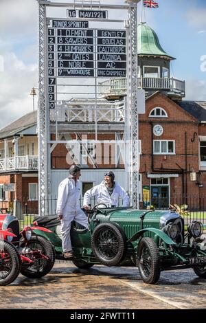 Bentley feiert den 100. Jahrestag seines ersten Rennsieges. Gedenken an den ersten Rennsieg der Marke in Brooklands, England, Großbritannien Stockfoto