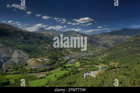 Sort Tal und Dorf von der Straße, die nach Port del Cantó (Pallars Sobirà, Katalonien, Spanien, Pyrenäen) Stockfoto