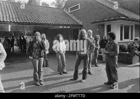 Räumung Lorentz-Pavillon von Dennendal; ehemalige Direktorin von Dennendal, Carel Muller sieht sich während der Räumung an, 3. Juli 1974, Niederlande, Presseagentur des 20. Jahrhunderts, Foto, News to remember, Dokumentarfilm, historische Fotografie 1945-1990, visuelle Geschichten, Menschliche Geschichte des zwanzigsten Jahrhunderts, Momente in der Zeit festzuhalten Stockfoto