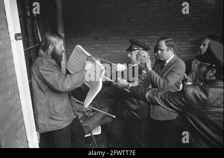 Räumung Lorentz-Pavillon aus Dennendal; Gruppenleiter versucht, Polizei mit einem Stuhl zu stoppen, 3. Juli 1974, POLIZEI, Räumungen, Niederlande, Presseagentur des 20. Jahrhunderts, Foto, Nachrichten zum erinnern, Dokumentarfilm, historische Fotografie 1945-1990, visuelle Geschichten, Menschliche Geschichte des zwanzigsten Jahrhunderts, Momente in der Zeit festzuhalten Stockfoto