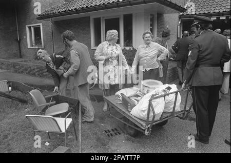 Räumung Lorentz-Pavillon von Dennendal; Gepäck von Schülern wird herausgebracht, 3. Juli 1974, Räumungen, Niederlande, 20. Jahrhundert Presseagentur Foto, Nachrichten zu erinnern, Dokumentarfilm, historische Fotografie 1945-1990, visuelle Geschichten, Menschliche Geschichte des zwanzigsten Jahrhunderts, Momente in der Zeit festzuhalten Stockfoto