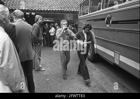 Evakuierung Lorentz-Pavillon von Dennendal; Schüler werden in Busse gebracht, 3. Juli 1974, Räumungen, Niederlande, 20. Jahrhundert Presseagentur Foto, Nachrichten zu erinnern, Dokumentarfilm, historische Fotografie 1945-1990, visuelle Geschichten, Menschliche Geschichte des zwanzigsten Jahrhunderts, Momente in der Zeit festzuhalten Stockfoto