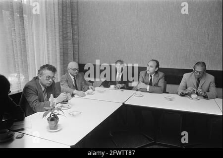 Evakuierung Lorentz-Pavillon aus Dennendal; von links nach rechts Prof. Brenninkmeyer, Herr Hooft Graafland, Bransen und Drechsel (alle aus dem Vorstand der WA Foundation) während, 3. Juli 1974, POLIZEI, Pressekonferenzen, Niederlande, Presseagentur des 20. Jahrhunderts, Foto, Nachrichten zum erinnern, Dokumentarfilm, historische Fotografie 1945-1990, visuelle Geschichten, Menschliche Geschichte des zwanzigsten Jahrhunderts, Momente in der Zeit festzuhalten Stockfoto