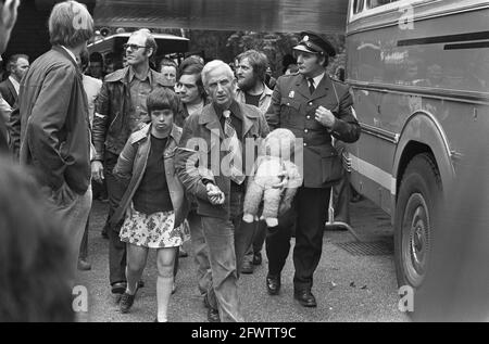 Evakuierung Lorentz-Pavillon von Dennendal; Schüler werden in Busse gebracht, 3. Juli 1974, Räumungen, Niederlande, 20. Jahrhundert Presseagentur Foto, Nachrichten zu erinnern, Dokumentarfilm, historische Fotografie 1945-1990, visuelle Geschichten, Menschliche Geschichte des zwanzigsten Jahrhunderts, Momente in der Zeit festzuhalten Stockfoto