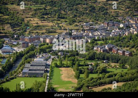 Sort Tal und Dorf von der Straße, die nach Port del Cantó (Pallars Sobirà, Katalonien, Spanien, Pyrenäen) Stockfoto