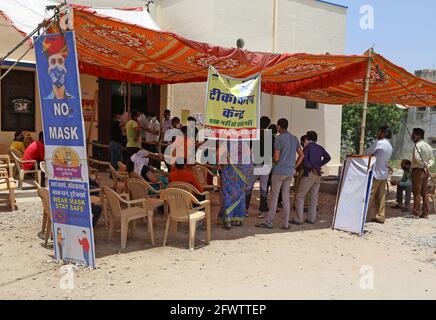 Beawar, Rajasthan, Indien, 24. Mai 2021: Menschen über 18 Jahren warten in Schlangen darauf, im Impfzentrum COVID-19 in Beawar Corona-Impfdosen zu erhalten. Kredit: Sumit-Samarwat/Alamy Live Nachrichten Stockfoto