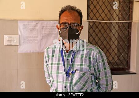 Beawar, Rajasthan, Indien, 24. Mai 2021: COVID InCharge Kheemraj Kataria trägt eine Schutzmaske während seines Dienstes im Impfzentrum COVID-19 in Beawar. Kredit: Sumit-Samarwat/Alamy Live Nachrichten Stockfoto