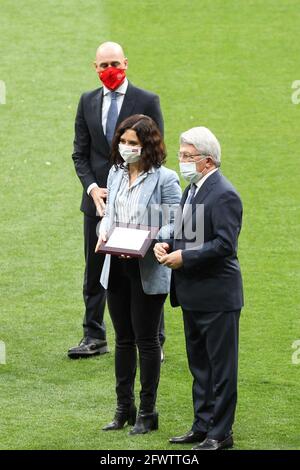 Luis Rubiales, Präsident von RFEF, Isabel Diaz Ayuso, Präsidentin der Gemeinde Madrid und Enrique Cerezo, Präsident von Atletico de Madrid während der spanischen Meisterschaft La Liga 2020/2021, die am 23. Mai 2021 in Madrid im Stadion Wanda Metropolitano feierlich verliehen wurde, Spanien - Foto Irina R Hipolito / Spanien DPPI / DPPI / LiveMedia Stockfoto