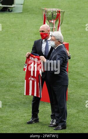 Luis Rubiales, Präsident von RFEF und Enrique Cerezo, Präsident von Atletico de Madrid während der spanischen Meisterschaft La Liga 2020/2021 wurde am 23. Mai 2021 im Stadion Wanda Metropolitano in Madrid, Spanien, die Siegertrophäe gefeiert - Foto Irina R Hipolito / Spanien DPPI / DPPI / LiveMedia Stockfoto