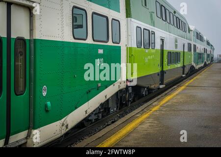 Scarborough, Ontario, Kanada, Oktober 2017 - Nahaufnahme des Go-Zuges, der am Bahnhof Scarborough hält Stockfoto