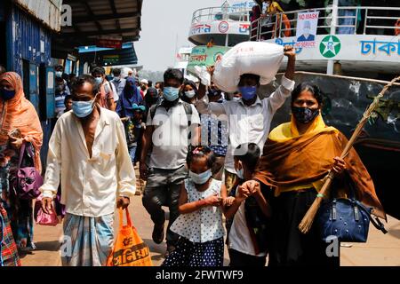 Dhaka, Bangladesch. Mai 2021. Passagiere mit Gesichtsmasken kommen am 24. Mai 2020 während der Coronavirus-Pandemie in Dhaka, Bangladesch, zu einem Startterminal. Zug, Bus, Start Wiederaufnahme der Betrieb beginnt, nachdem er für 48 Tage wegen der anhaltenden Sperre der Regierung geschlossen wurde, um die Ausbreitung des Coronavirus zu verhindern. Kredit: Mamunur Rashid/Alamy Live Nachrichten Stockfoto