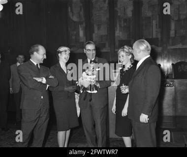 Personal an der Rezeption Meine nette Dame. Das Amsterdamer Rathaus anlässlich der fünfhundertsten Vorstellung, 9. Februar 1962, Quittungen, Mitarbeiter, Stadthallen, Niederlande, Foto der Presseagentur des 20. Jahrhunderts, zu erinnerende Nachrichten, Dokumentarfilm, historische Fotografie 1945-1990, visuelle Geschichten, Menschliche Geschichte des zwanzigsten Jahrhunderts, Momente in der Zeit festzuhalten Stockfoto