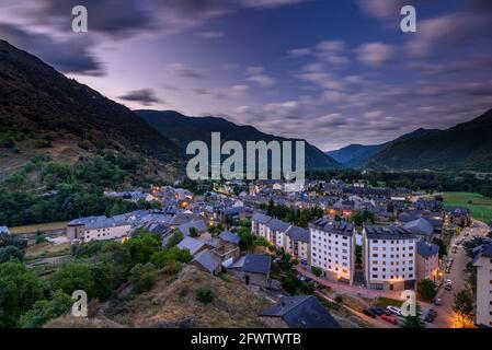Sonnenaufgang über dem Tal und der Stadt Esterri d'Àneu (Pallars Sobirà, Katalonien, Spanien, Pyrenäen) Stockfoto