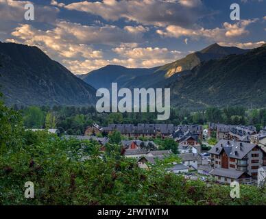 Sonnenaufgang über dem Tal und der Stadt Esterri d'Àneu (Pallars Sobirà, Katalonien, Spanien, Pyrenäen) Stockfoto